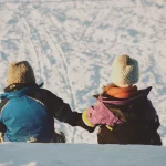 Barn åker snowracer